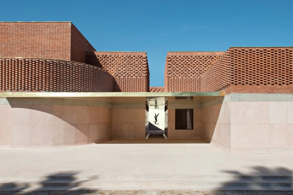 18) mYSLm façade est ©Fondation Jardin Majorelle, Marrakech_Photo Nicolas Mathéus, 2017