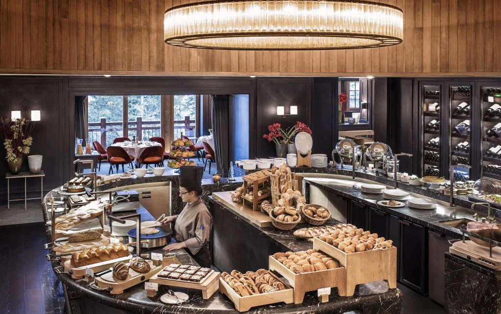 Breakfast_at_L'Apogee_Courchevel_2165.jpg