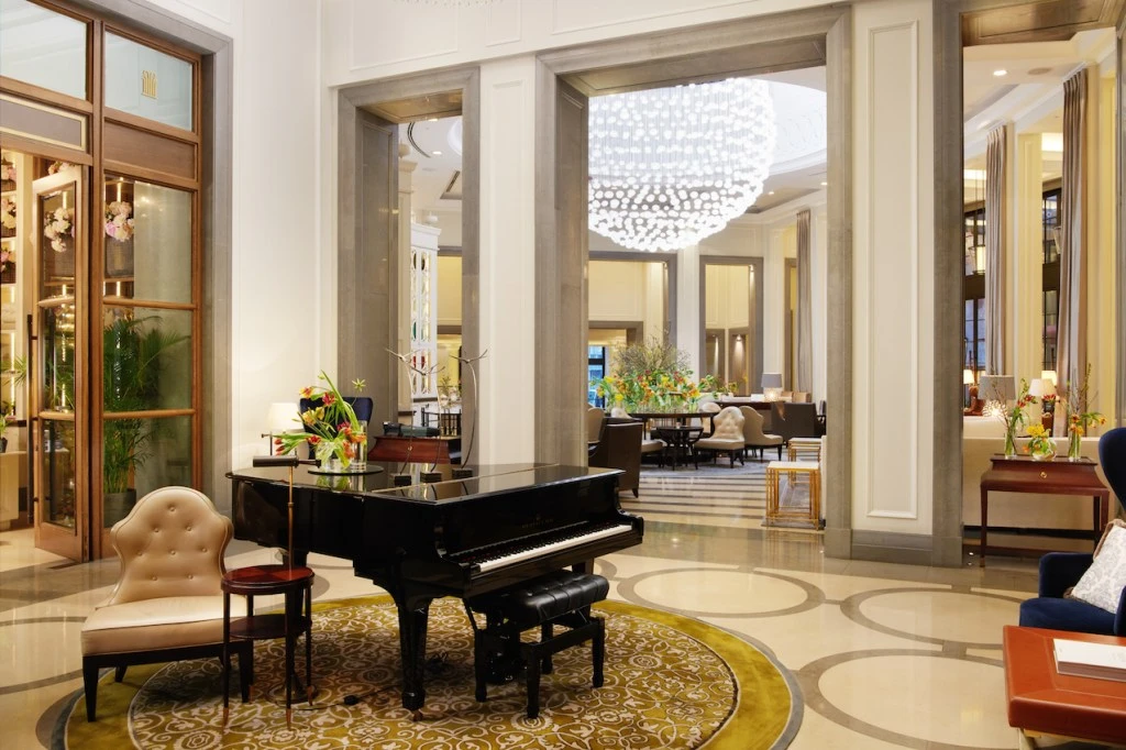 Corinthia_London_Lobby_with_piano_Jack_Hardy_2019